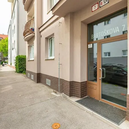 Tranquil Haven: Old Town Proximity Apartment Bratislava Exterior photo